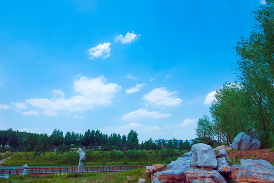 石头 公园风景 白云蓝天