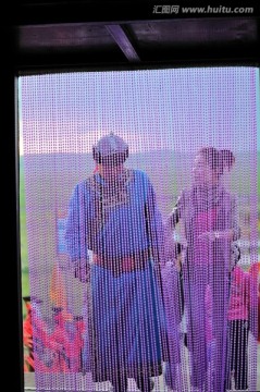珠帘外的蒙古族男女