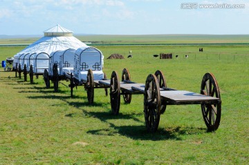 草原上的蒙古包和勒勒车