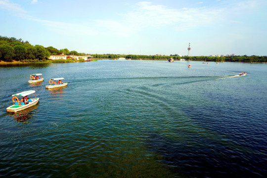 湖景游船