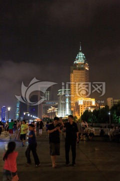 上海外滩光明大厦夜景
