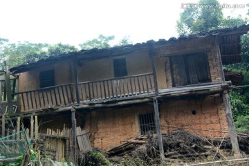 坍塌的破房子