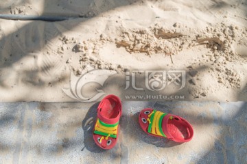 沙滩上的童鞋