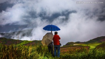 摄影师拍东川红土地