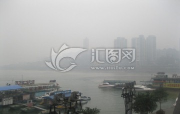 城市雾霾 码头轮船
