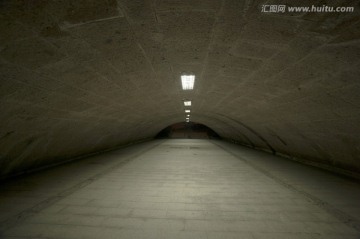 夜间的隧道