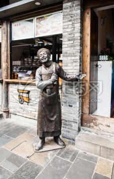 宽窄巷子 小吃店外的铜雕塑