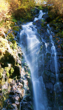 山间飞瀑