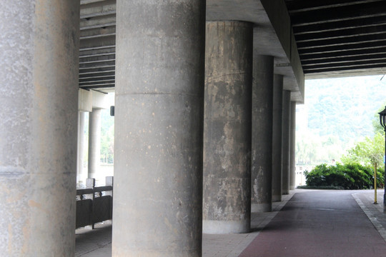 桥梁下的圆形水泥桥墩柱子特写图