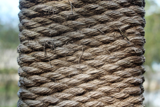 捆在木头上的编织麻绳高清特写