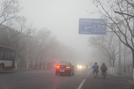 雾霾中的北京街道