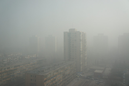 雾霾中的高楼