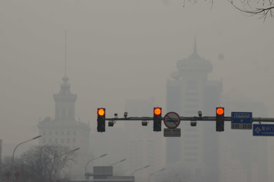 亮红灯的北京雾霾
