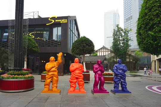 成都兰桂坊街景街头雕塑彩色人像
