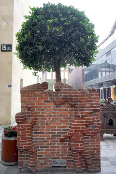 成都兰桂坊街景街头雕塑翻墙