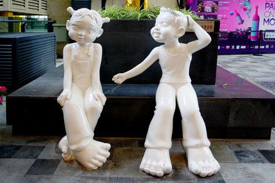 成都兰桂坊街景街头雕塑少男少女