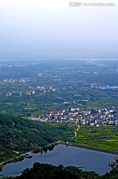 白露山俯瞰水库霓虹山村竖幅全景