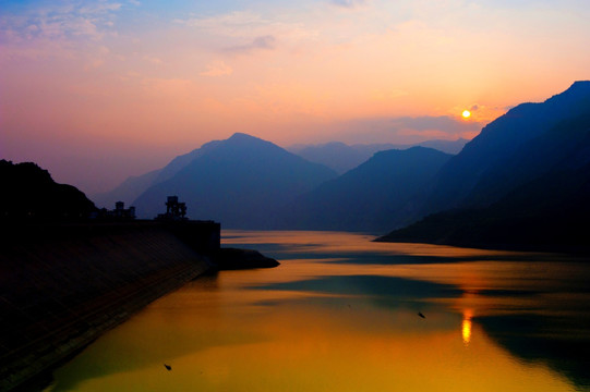 夕阳下美丽的都江堰紫坪铺水库