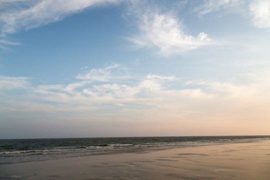 夕阳下辽阔的海洋沙滩