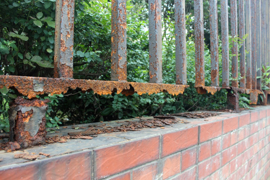 年久失修老旧生锈的铁质围栏栅栏