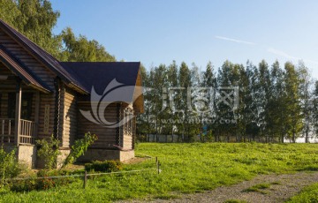 蓝天树林草地小屋