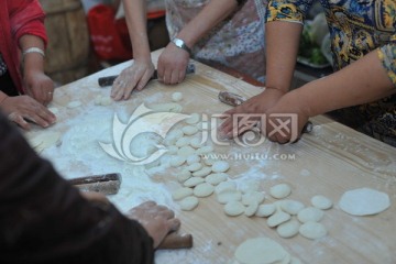 包饺子