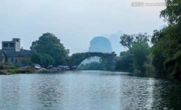 河岸古桥