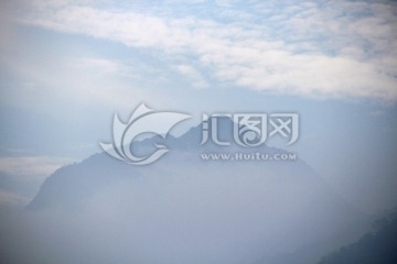 秋天清晨薄雾里的王仙岭山峦山峰