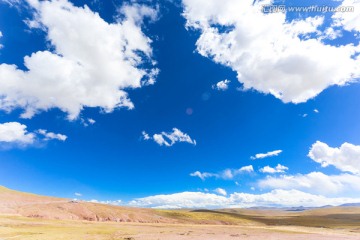 西藏那曲草原蓝天白云