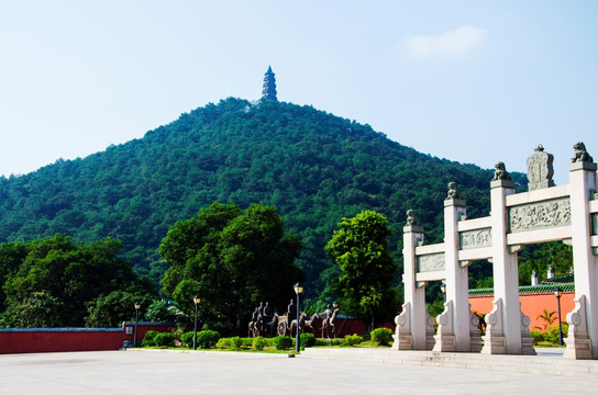 孔庙广场仰望龙象塔