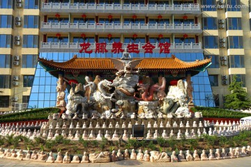 北京龙脉养生会馆门前的雕塑