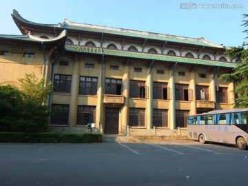 土黄色老建筑