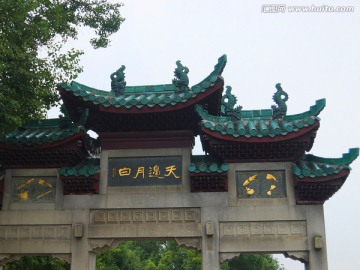 天边月白石门