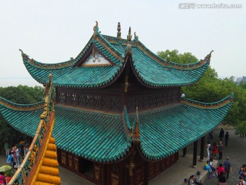 蓝色瓦顶古楼