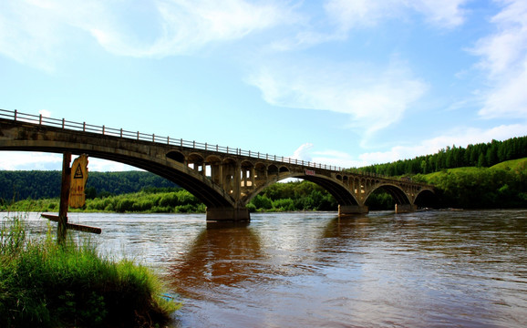 大河上的拱桥