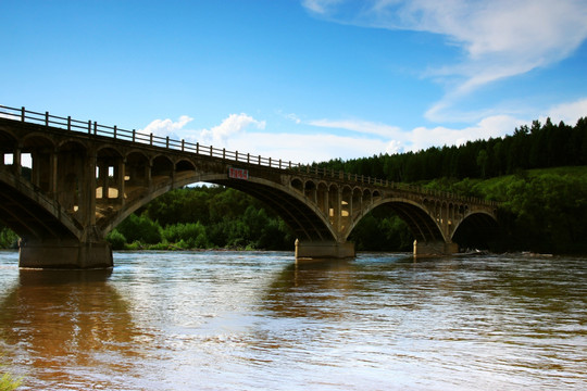 大河上的石拱桥
