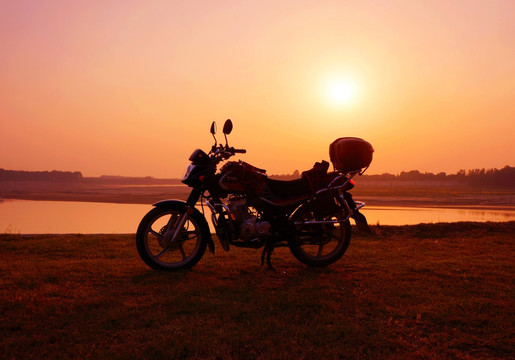 夕阳 摩托车
