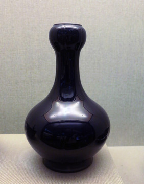 茄皮紫釉蒜头瓜棱瓶