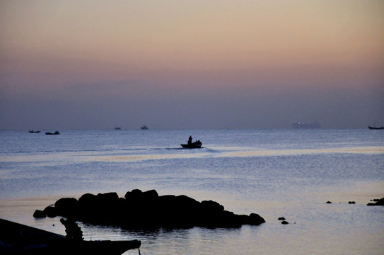 黎明前的大海渔船