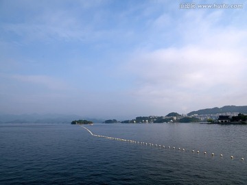 淳安千岛湖湖面近水泛舟全景