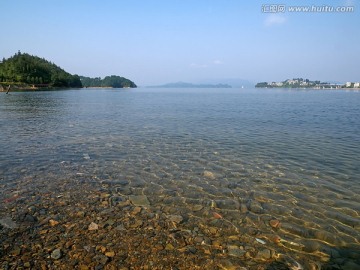 淳安千岛湖清澈湖水鹅卵石