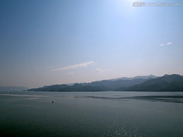 淳安千岛湖湖面碧波阳光全景