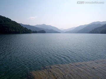 淳安千岛湖清澈湖水岛屿全景
