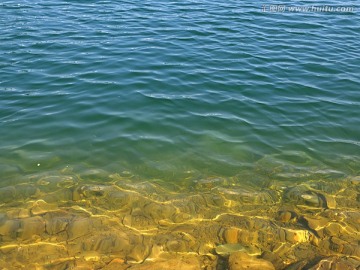 淳安千岛湖清澈湖水鹅卵石