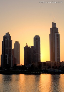 迪拜湖景建筑 高层湖景房