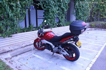 红色摩托车