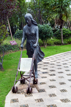 女性雕塑