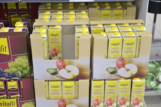 荷兰超市苹果果汁堆头