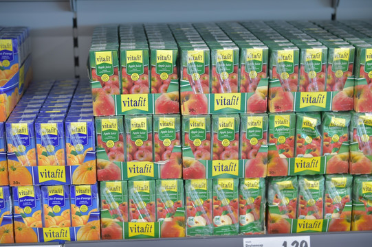 荷兰超市果汁饮品堆头