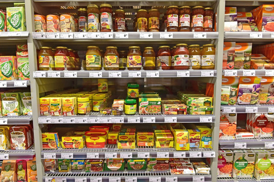 荷兰超市灌装食品包装展柜